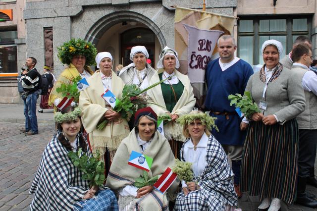 TLMS "Ērgļi" dalībnieki pirms gājiena 2018. gada Dziesmu svētkos
